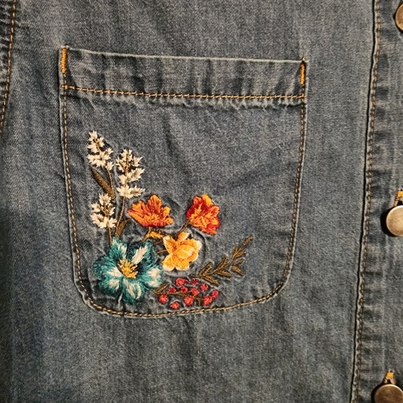 Driftwood Shayna Denim Embroidered Shirt Jacket Wildflower Size S NWT (tiny hole - Picture 4 of 12
